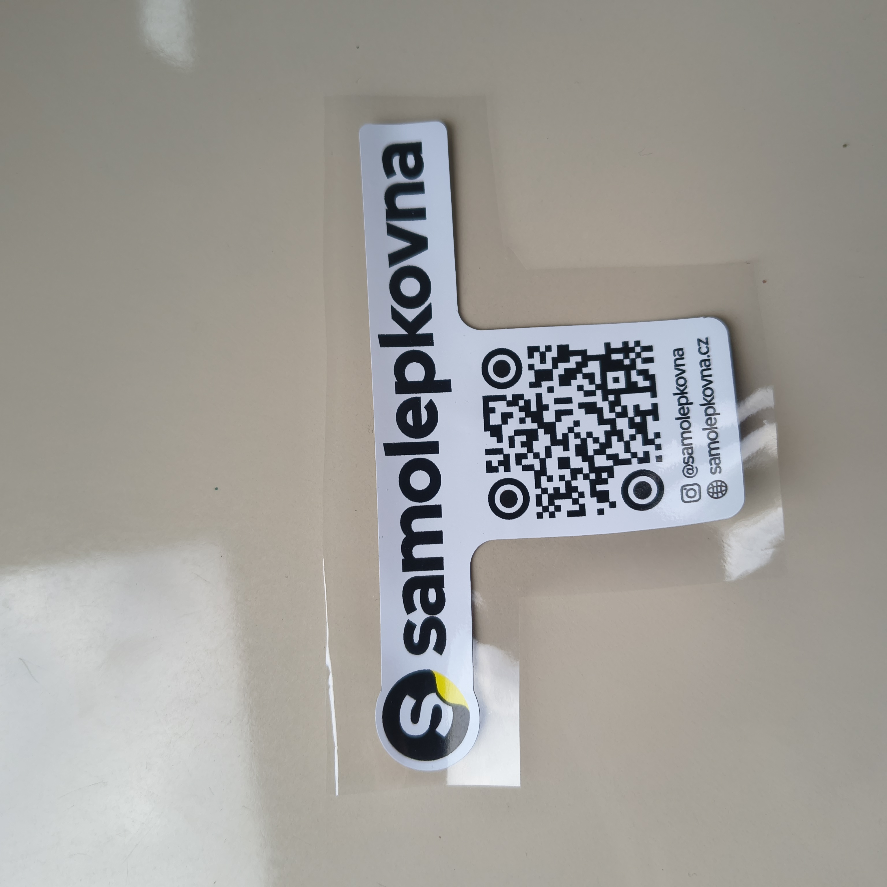Dodaný vzorek samolepky Samolepkovna s vlastním obrysem a QR kódem na průhledném podkladu.